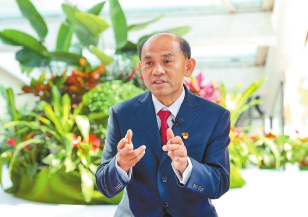 灵菲配资 第九届全国道德模范杨绍兴：烈火中逆行 平凡处闪光