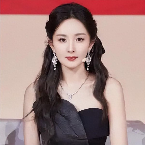 大咖配资 别再揪着离婚不放了！38岁杨幂“一摔封神”，给离异女星提了个醒