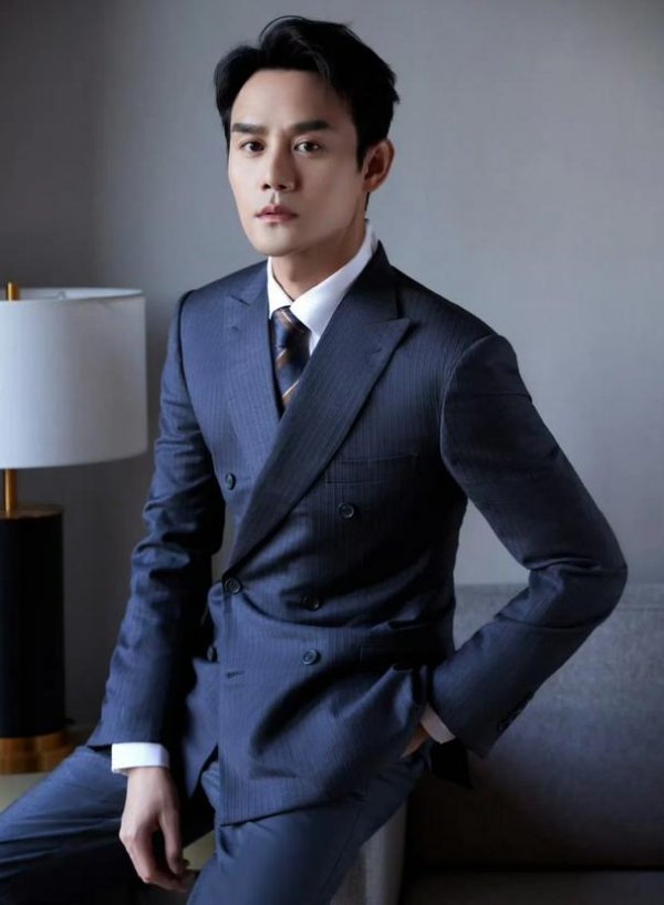 佳禾配资 43岁王凯“隐退”3年：不恋爱、不社交、不拍戏，网友却说——他活成了最清醒的中年男演员！